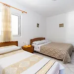 בית נופש Seaside House For Families With Children Kukljica, Ugljan - 17930 קוקליצ'ה