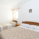 Seaside House For Families With Children Kukljica, Ugljan - 17930 * קוקליצ'ה